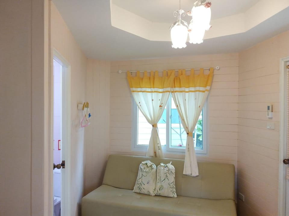 Iris House  | Living area | Flat-screen TV