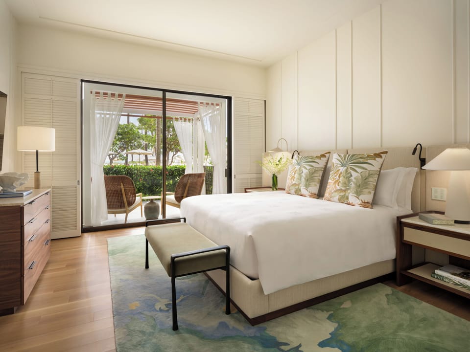 Bungalow | Premium bedding, in-room safe, desk, laptop workspace