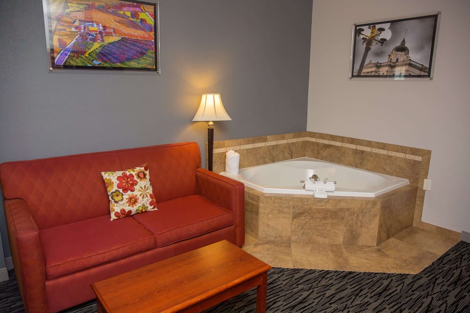 Premium bedding, in-room safe, individually decorated