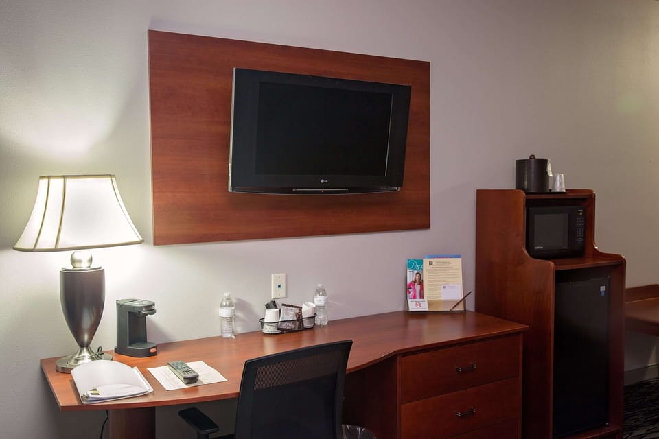 Premium bedding, in-room safe, individually decorated