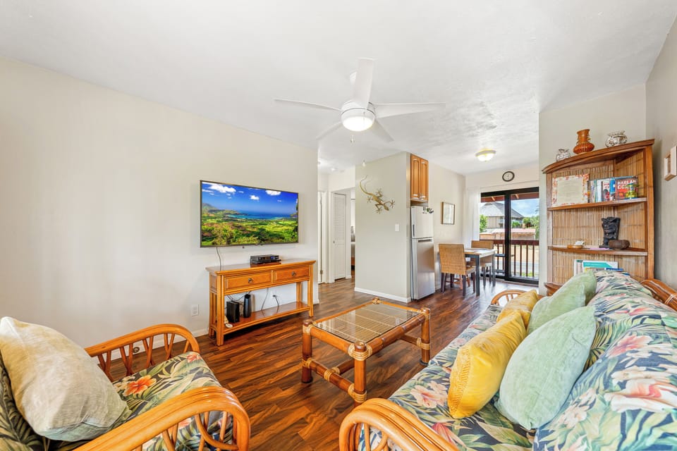 Tropical living area with cable TV