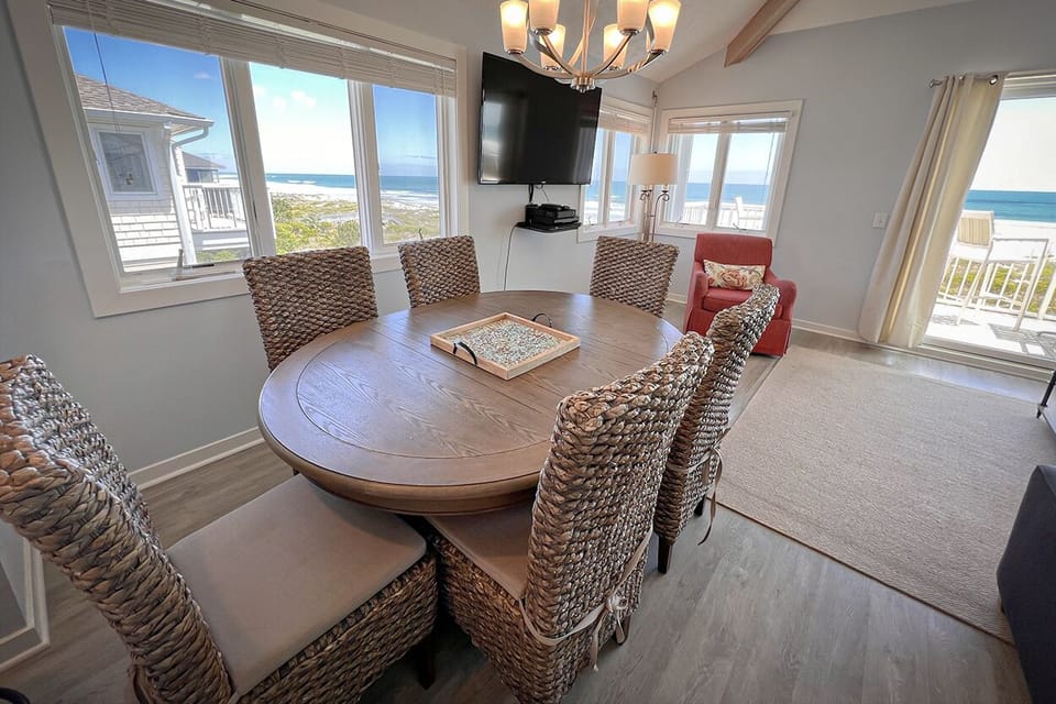 dining area with a welcoming atmosphere, ideal for gatherings