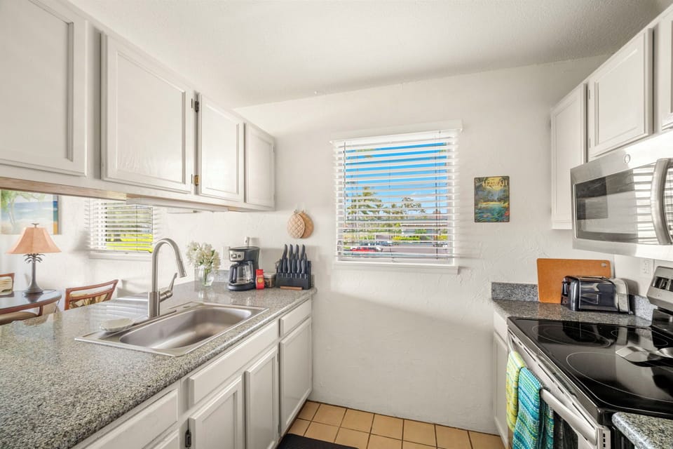 Full Kitchen for all your indoor dining needs!