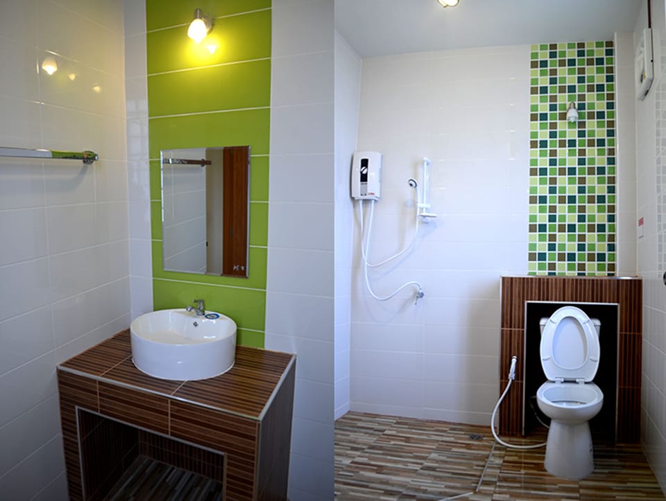 Deluxe Room | Bathroom | Shower, free toiletries, towels