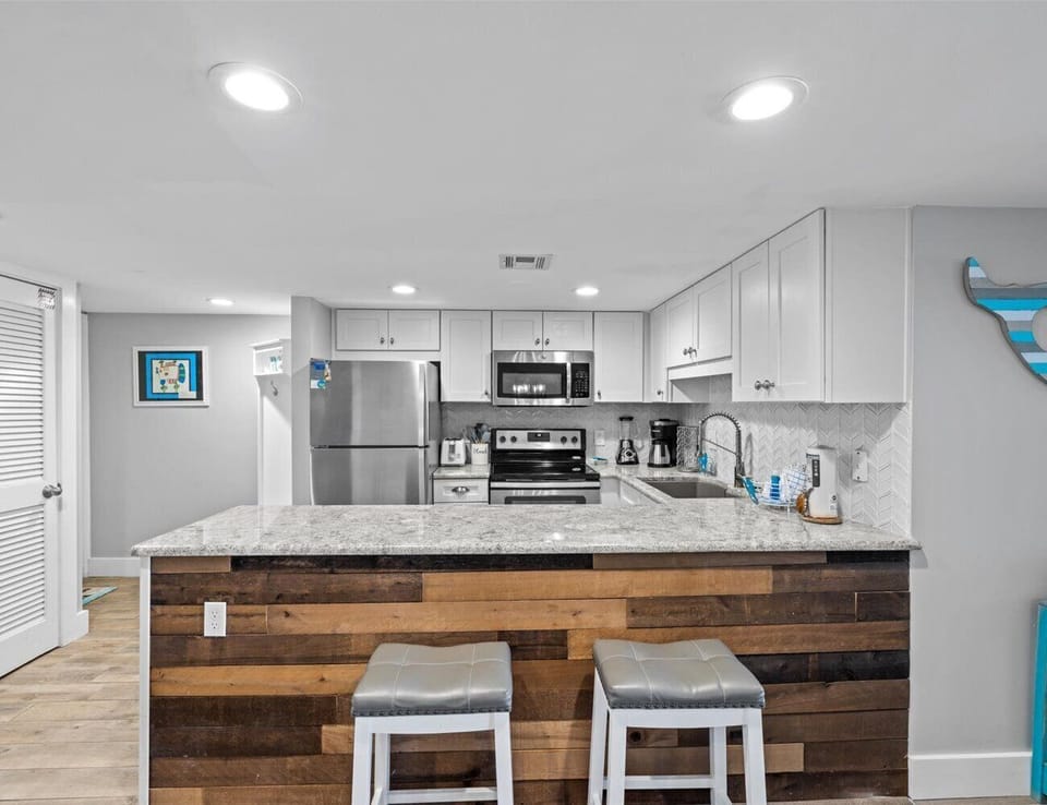 HSRC 404 Breakfast Bar/ Kitchen