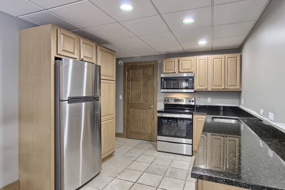 Full Kitchen - Lower Level - Full Kitchen - Lower Level