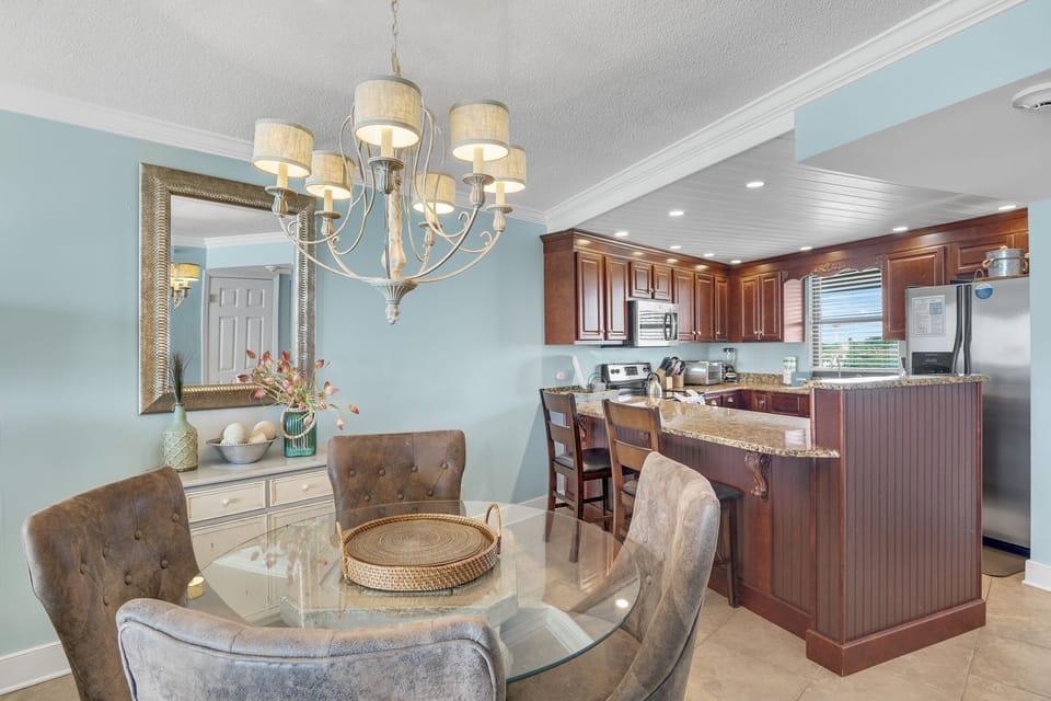 Dining Area & Kitchen