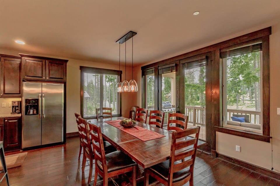 Cedar Crest Lodge in Suncadia - Large dining table for 8 with an additional 4 at the kitchen bar