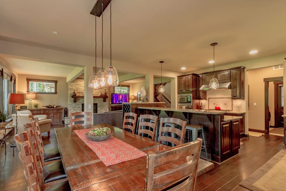 Cedar Crest Lodge in Suncadia - Large great room with fantastic views of the golf course