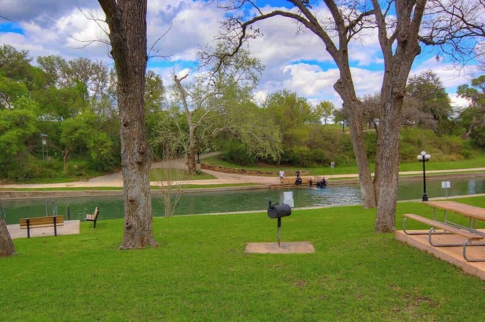 Charcoal grills and picnic areas. 