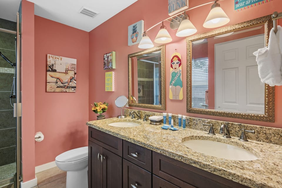 1st Floor Master En Suite Bathroom