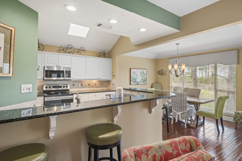 Breakfast Bar and Kitchen