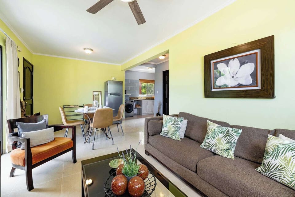 Spacious living area with a comfortable couch, flat-screen TV, high-speed internet, and air conditioning—ideal for relaxing during your Tamarindo vacation rental near the beach.