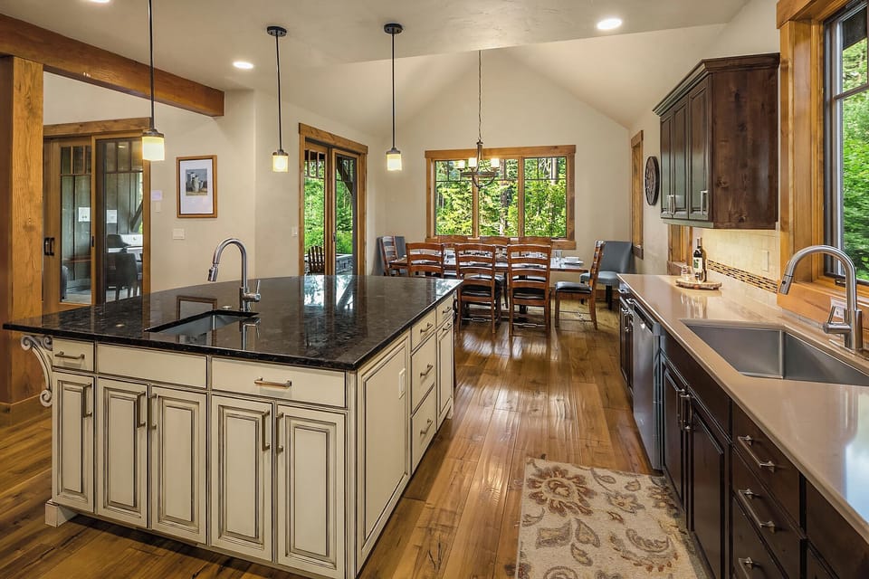 Three Sisters Lodge. - Spacious, full stocked chefs kitchen.
