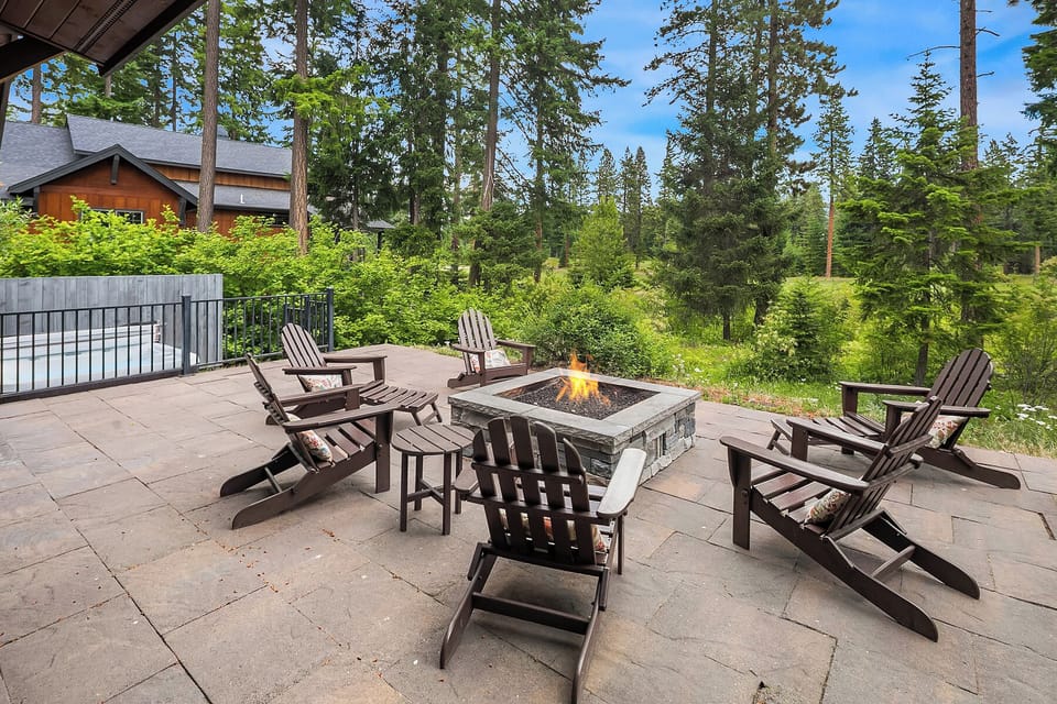 Three Sisters Lodge. - Relax by the gas fire pit!