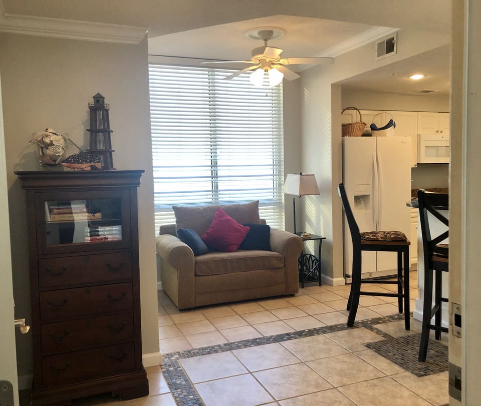 Entrance with twin sleeper sofa at breakfast bar with tv    
