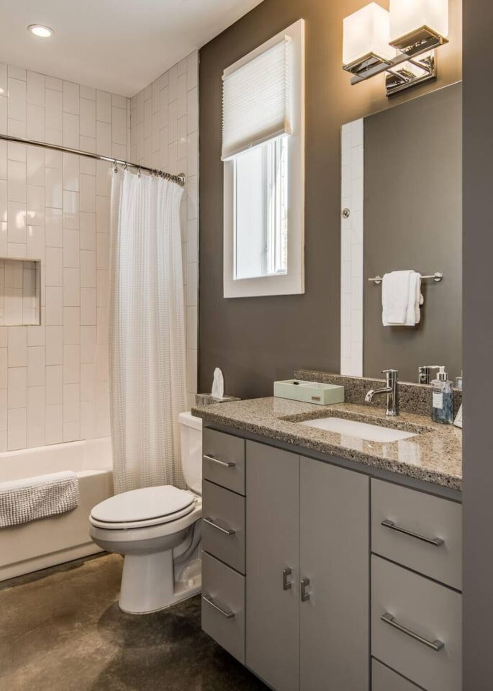 Mini-Master Full en-Suite Bath, Very Private