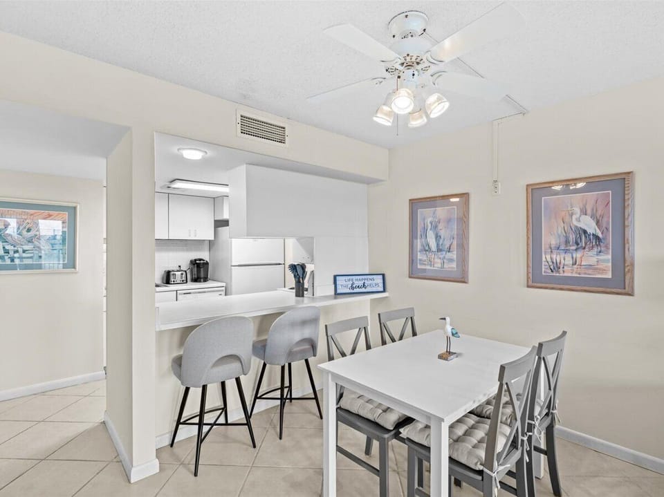 HSRC 106 Dining Area / Breakfast Bar