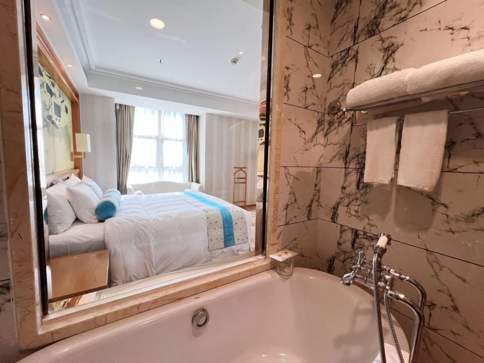 Deluxe Business Suite  | Minibar, in-room safe, desk, blackout drapes