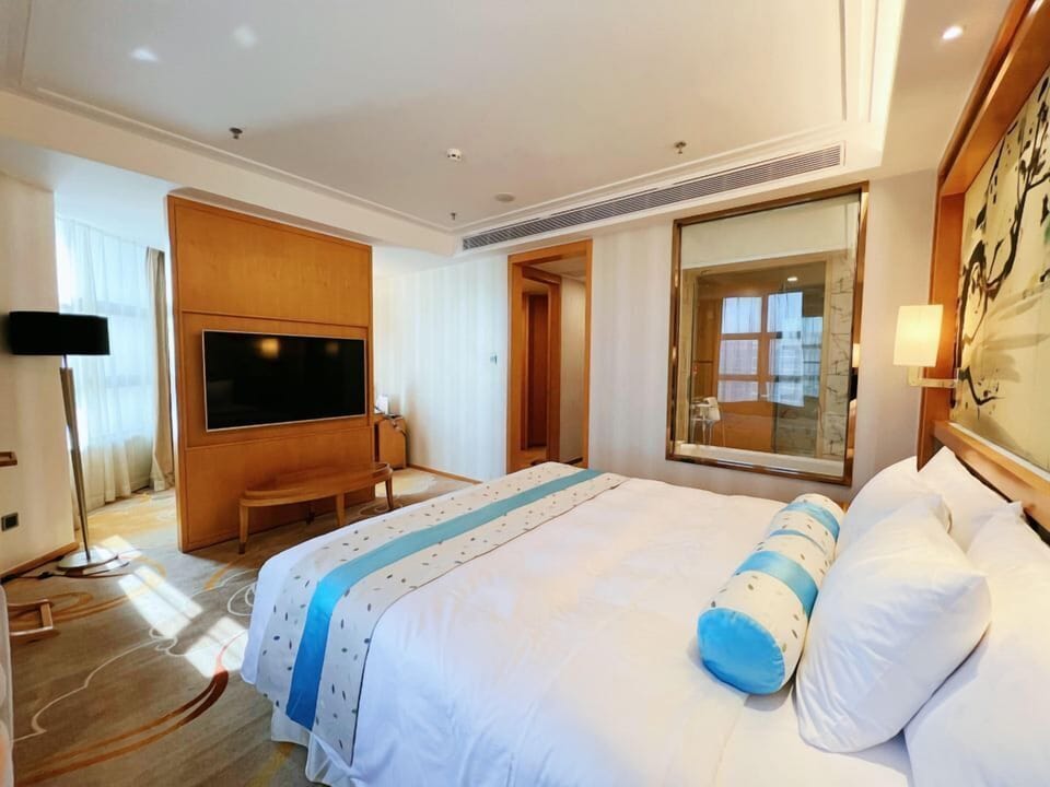 Deluxe Business Suite  | Minibar, in-room safe, desk, blackout drapes