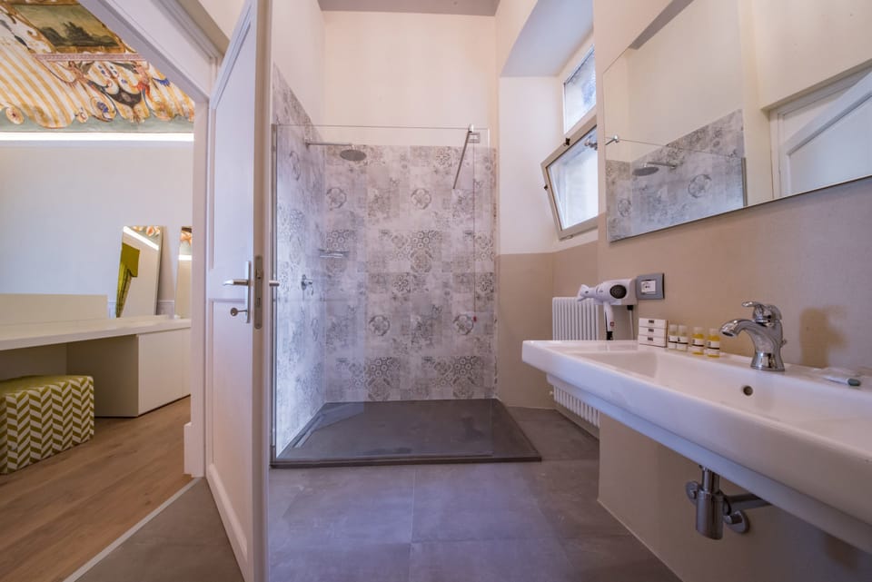 Shower, rainfall showerhead, free toiletries, slippers