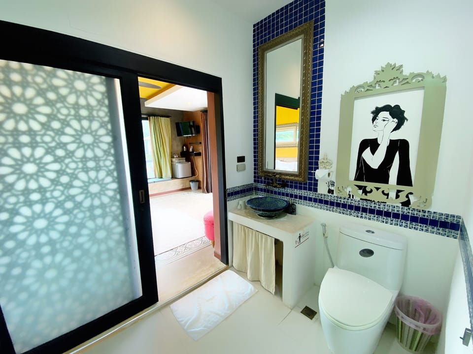 View Love Room | Bathroom | Shower, rainfall showerhead, free toiletries, hair dryer