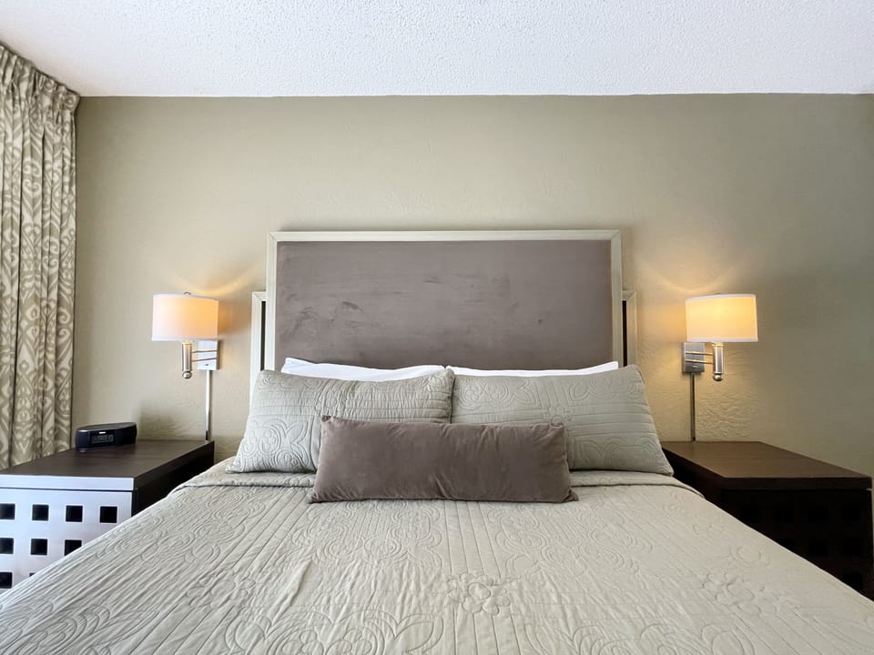 King Bedroom with Cable TV, AC, Outdoor Lanai Access