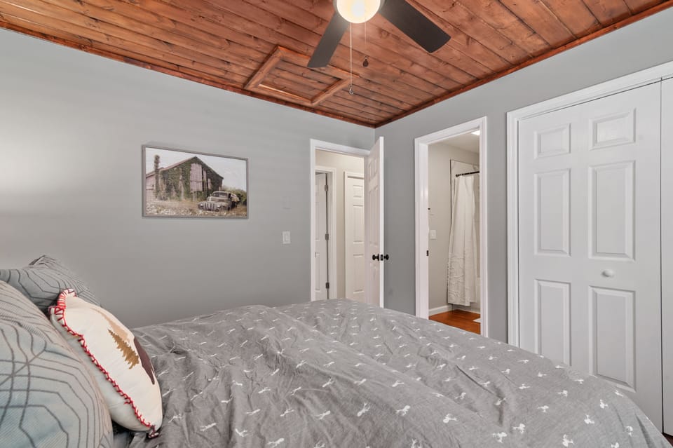 Front bedroom with queen bed and private bathroom. Bed has Tempur-Pedic topper. 