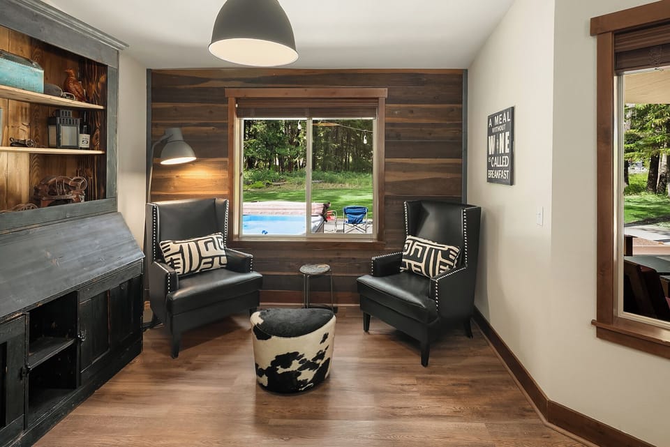 Tamarack Lodge. - Great reading and relaxation lounge.