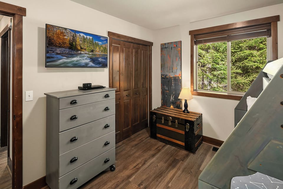 Tamarack Lodge. - Bunk room with tv!