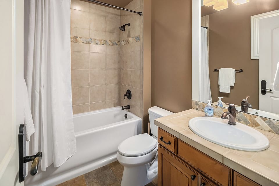 Pine Cone: - King en-suite private bath.