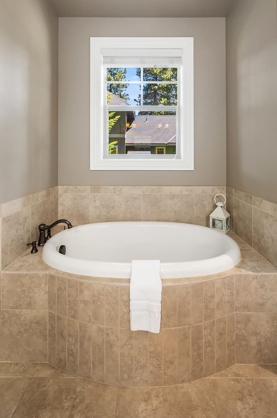 Pine Cone: - Large soaking tub in the main floor master suite.