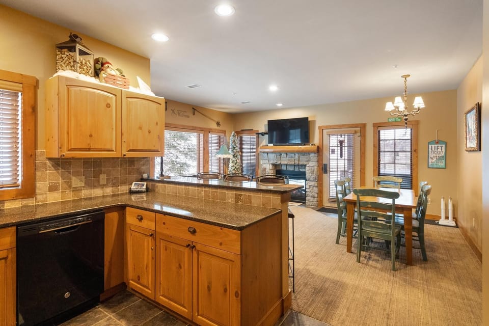 Kitchen & Dining