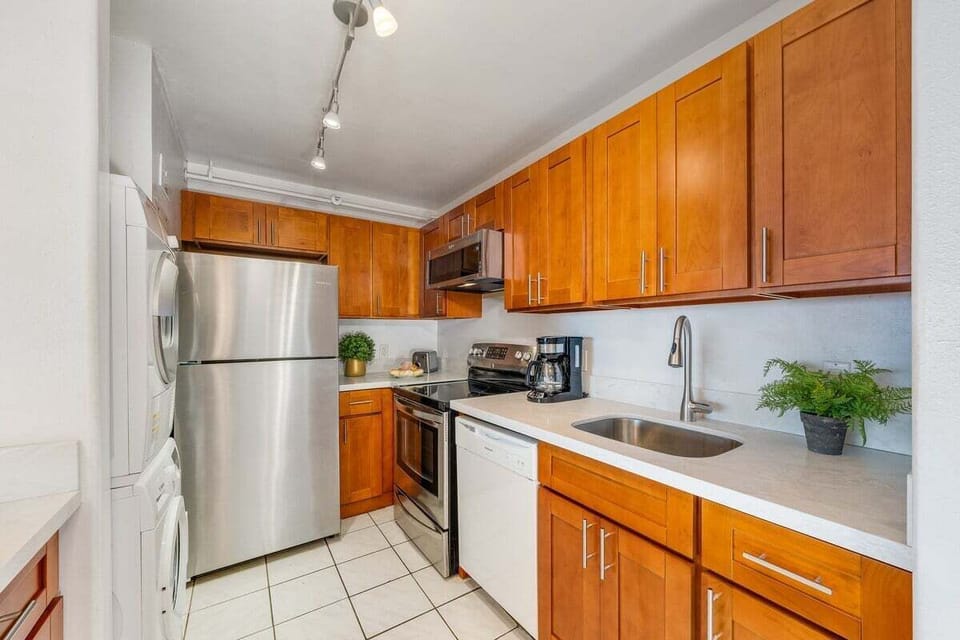 Full Kitchen with granite countertops