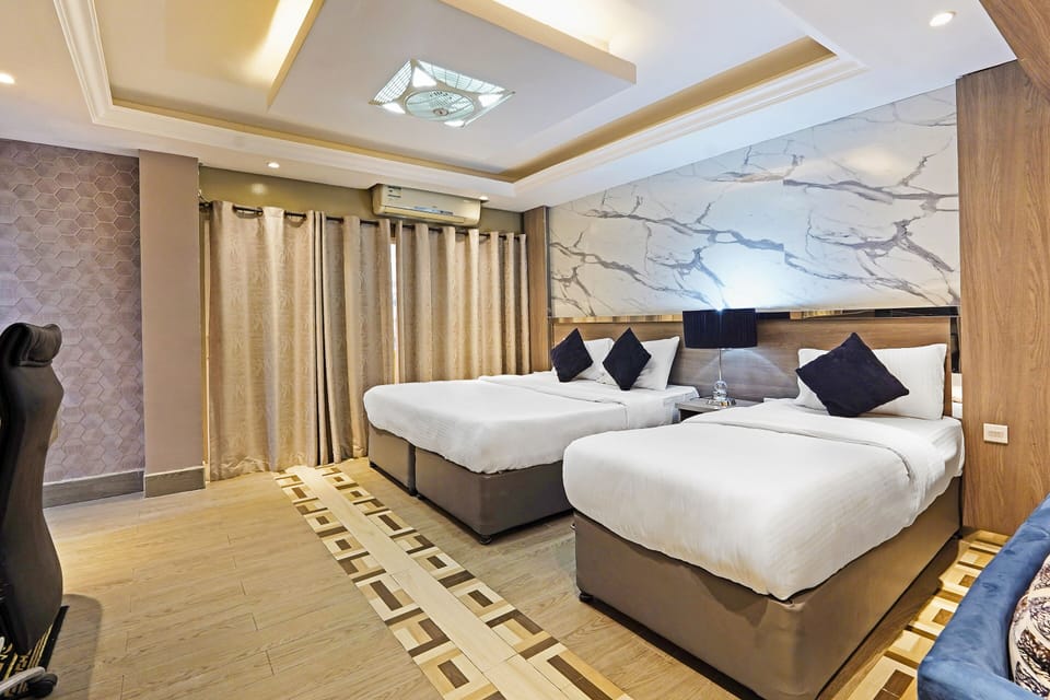 Executive Suite | Minibar, in-room safe, soundproofing, iron/ironing board