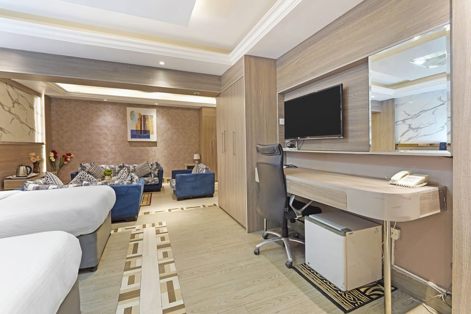 Executive Suite | Living area | 32-inch flat-screen TV with satellite channels, TV