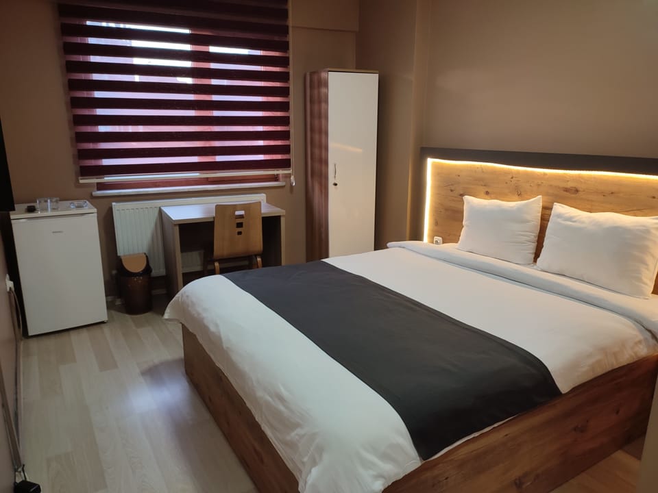Standard Double Room | Bathroom | Shower, free toiletries, towels
