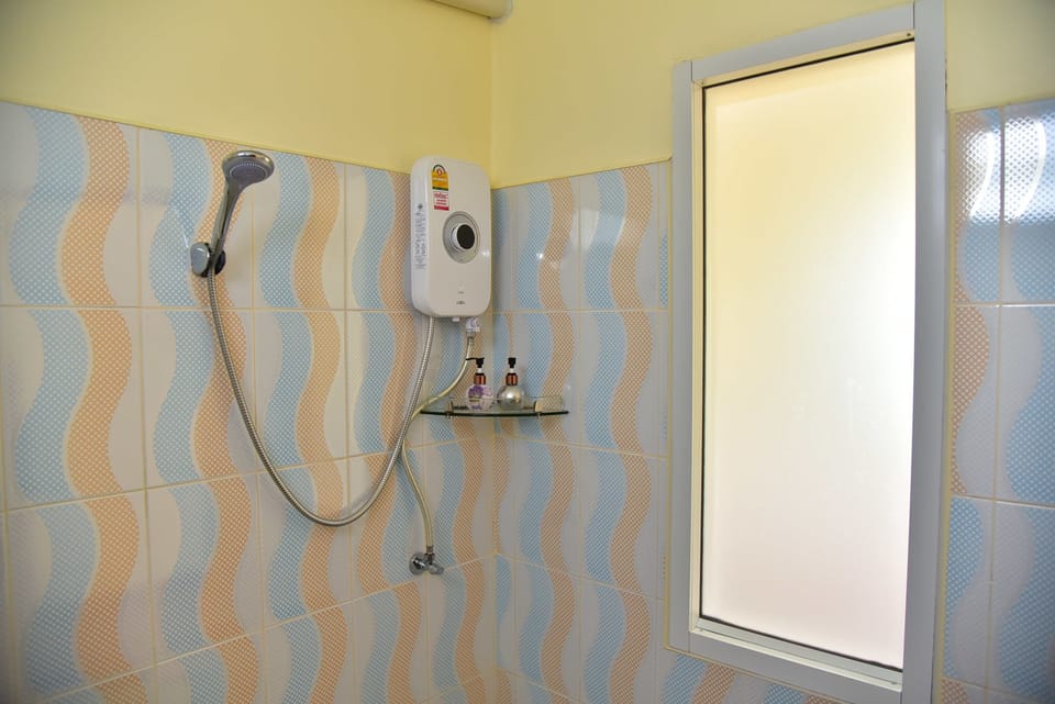 Standard Double Room | Bathroom | Shower, free toiletries, hair dryer, towels