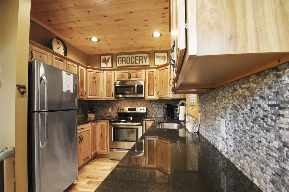 Beautiful fully stocked kitchen!!