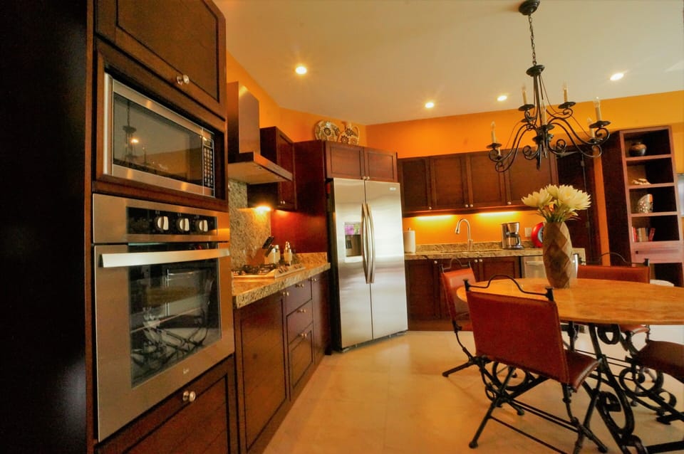 Fully equiped Kitchen with granite counters