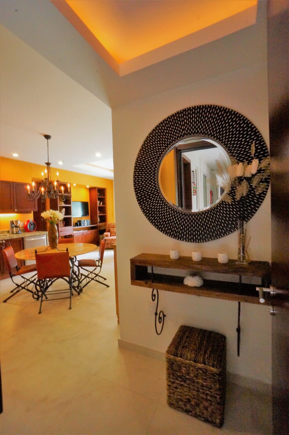 Welcome to Casa Bugambilias, 10 feet ceilings natural and professionnal lighting
