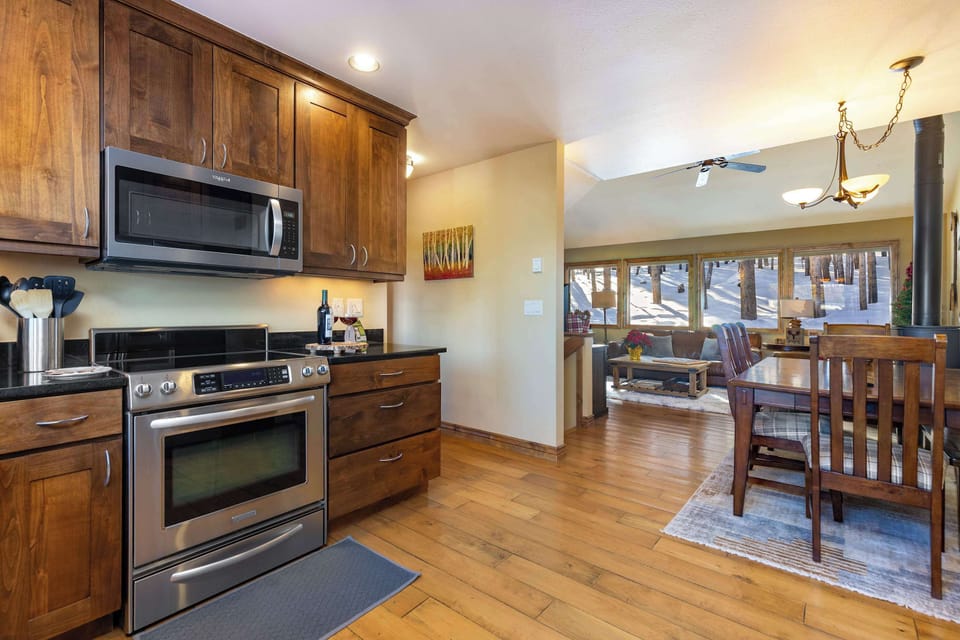 A fully stocked kitchen with ample counter space, offering stunning east-facing views of sunrises, Keystone Resort, and the iconic Grays & Torreys Peaks (14ers) on the Continental Divide.