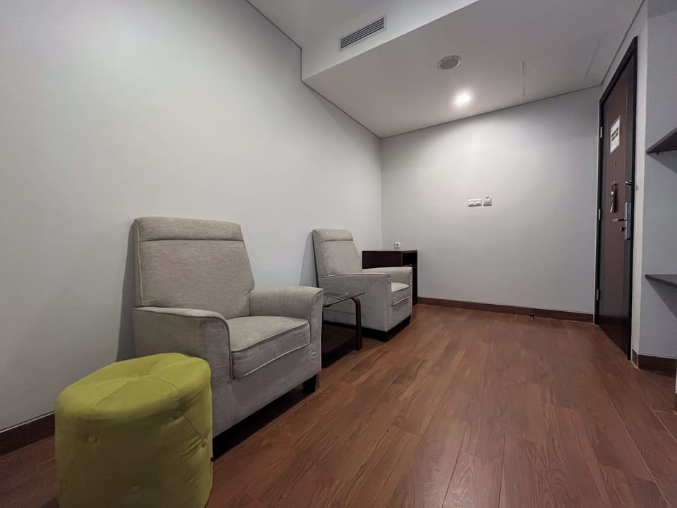 Suite, 1 King Bed | In-room safe, desk, laptop workspace, blackout drapes
