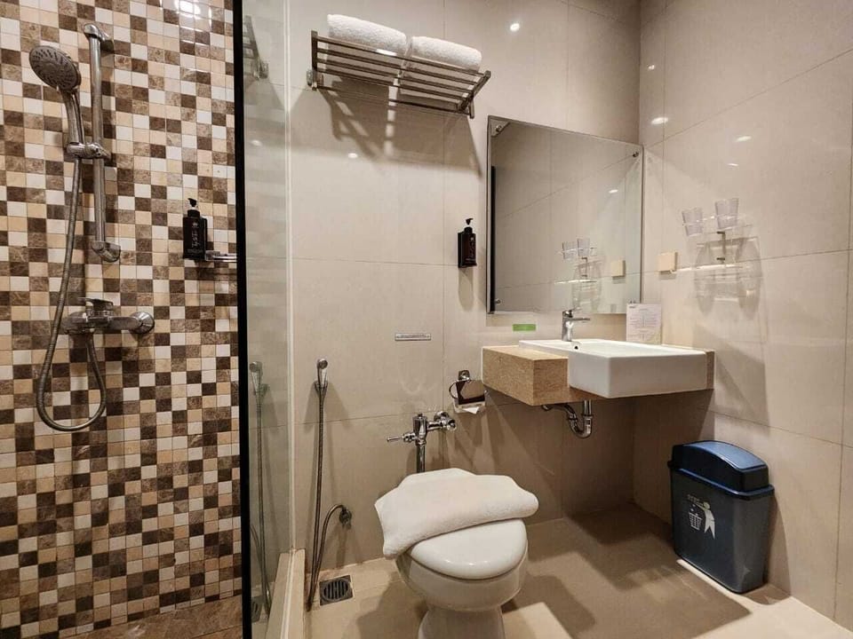 Superior King Room | Bathroom | Shower, free toiletries, slippers, bidet