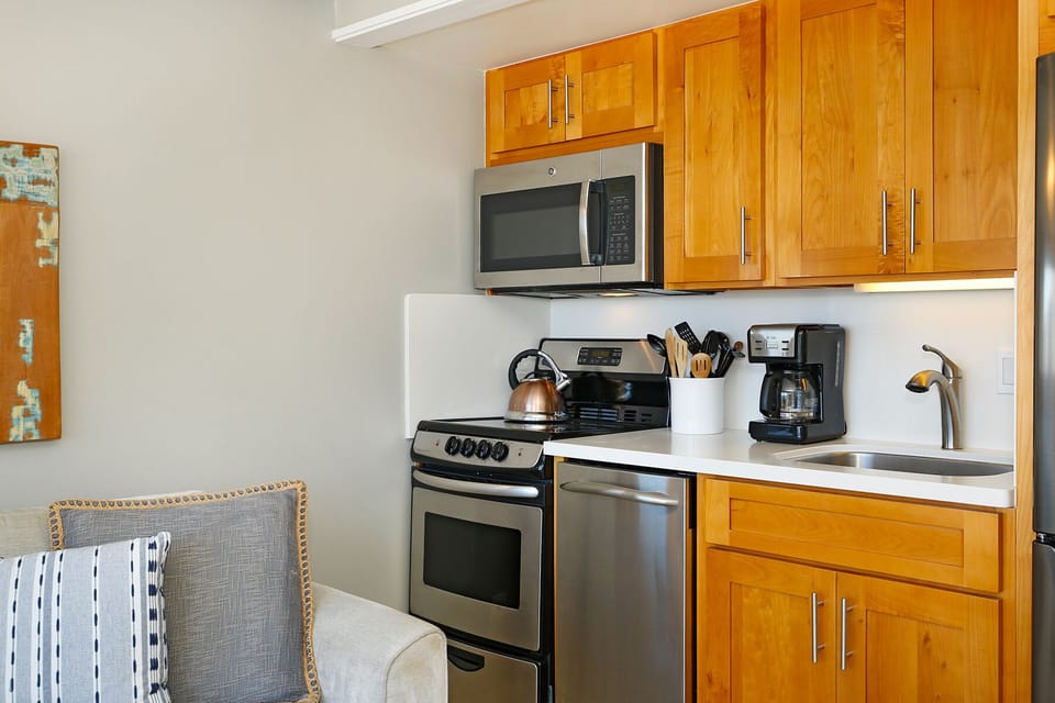 Full Kitchen with Stove/Oven, Microwave, Dishwasher, Coffee Make