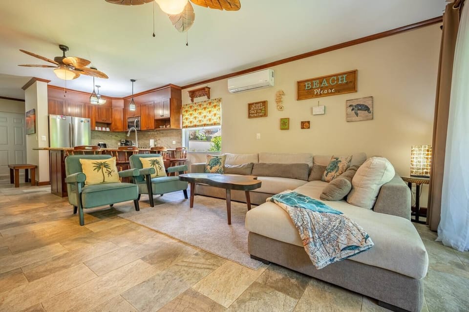 Living space downstairs with comfortable furniture. Mix of a Modern and classic decoration.