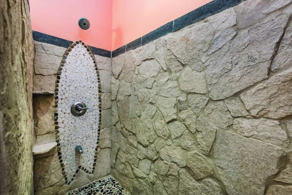 Bright and stylish bathroom with spacious vanity, soft towels, and thoughtful touches — perfect for couples, families, or digital nomads. Enjoy comfort and convenience in this Tamarindo beach rental.