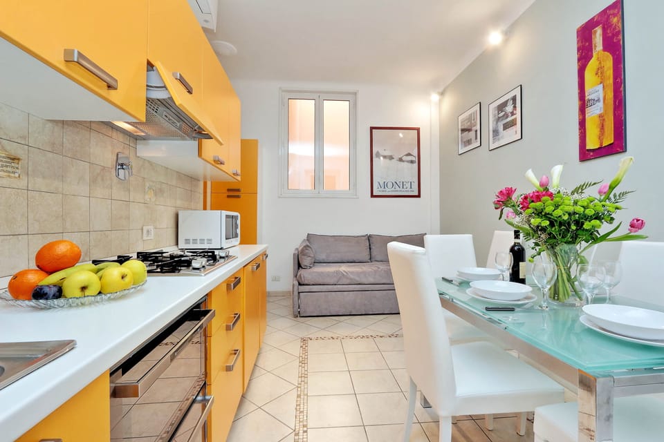 Rome Self Catering Apartment - Living room - the kitchen table is per 8/9 people