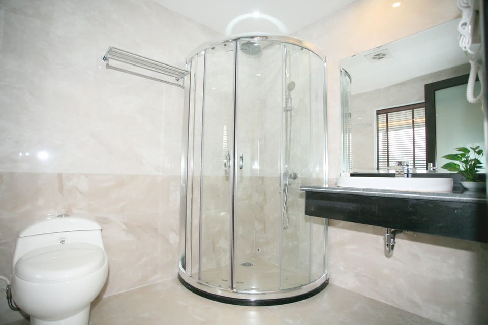 Shower, rainfall showerhead, free toiletries, hair dryer