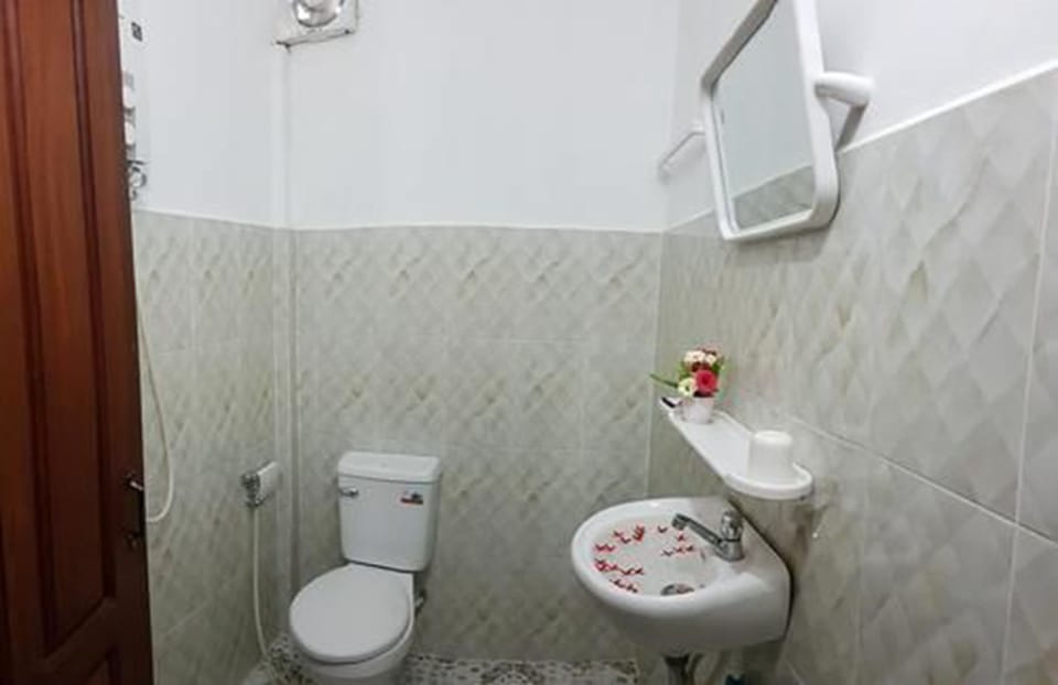 Shower, free toiletries, hair dryer, slippers